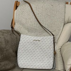 Michael Kors Jet Set Messenger